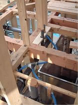 2階増築部分にトイレ設置する為の、給排水管。